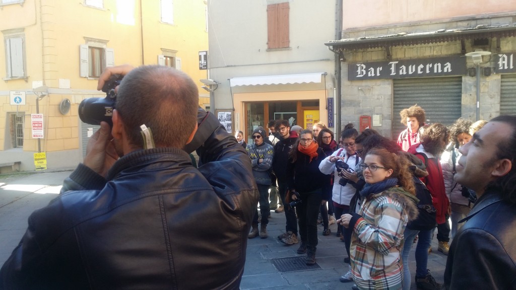 Ragazzi rilievo fotogrammetria Duomo Berceto Workshop Rilievo Diagnostica Manifattura Urbana